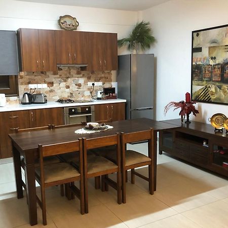 Diamond Stone Wooden Guest House Chandria Екстер'єр фото