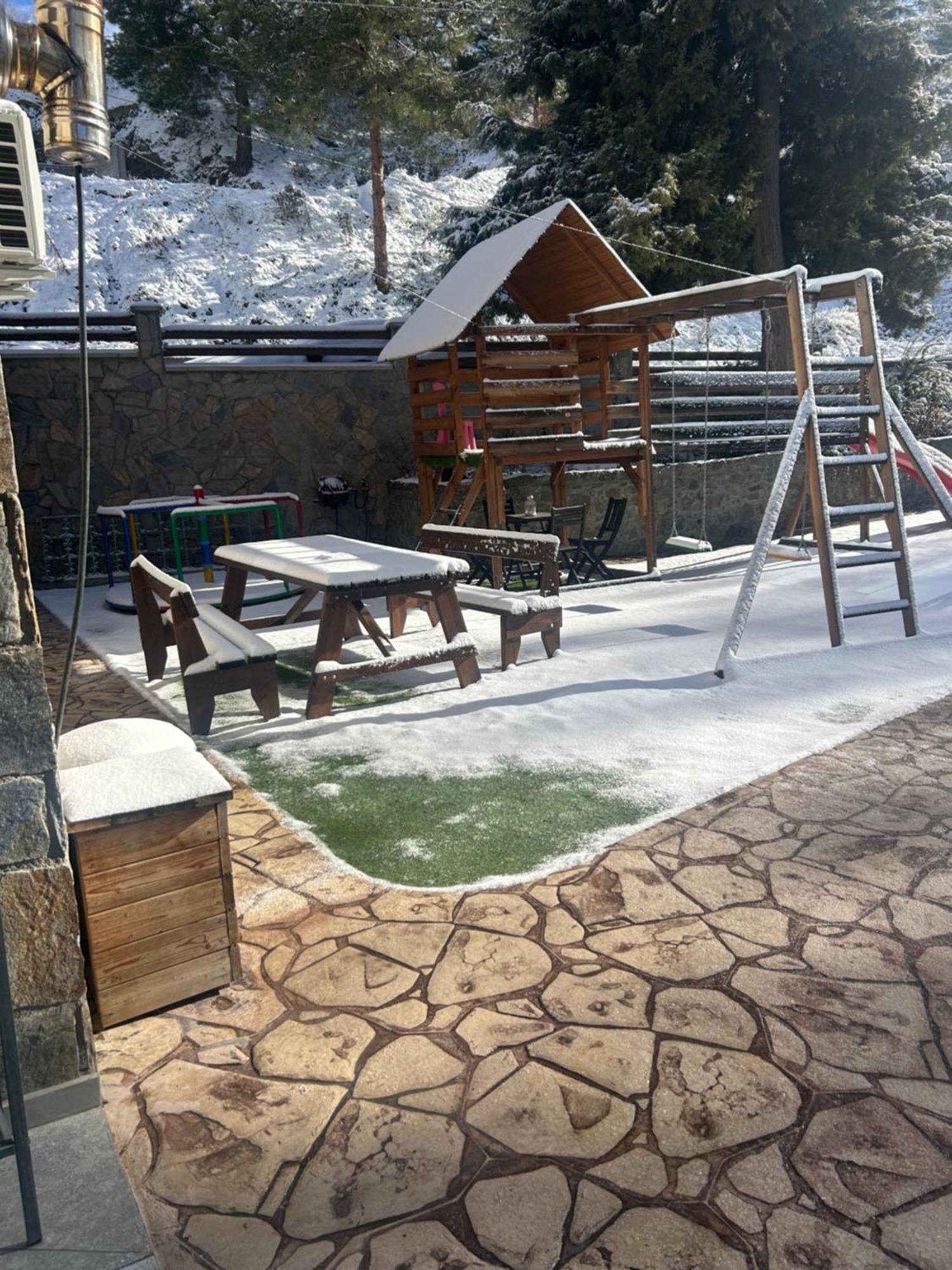Diamond Stone Wooden Guest House Chandria Екстер'єр фото